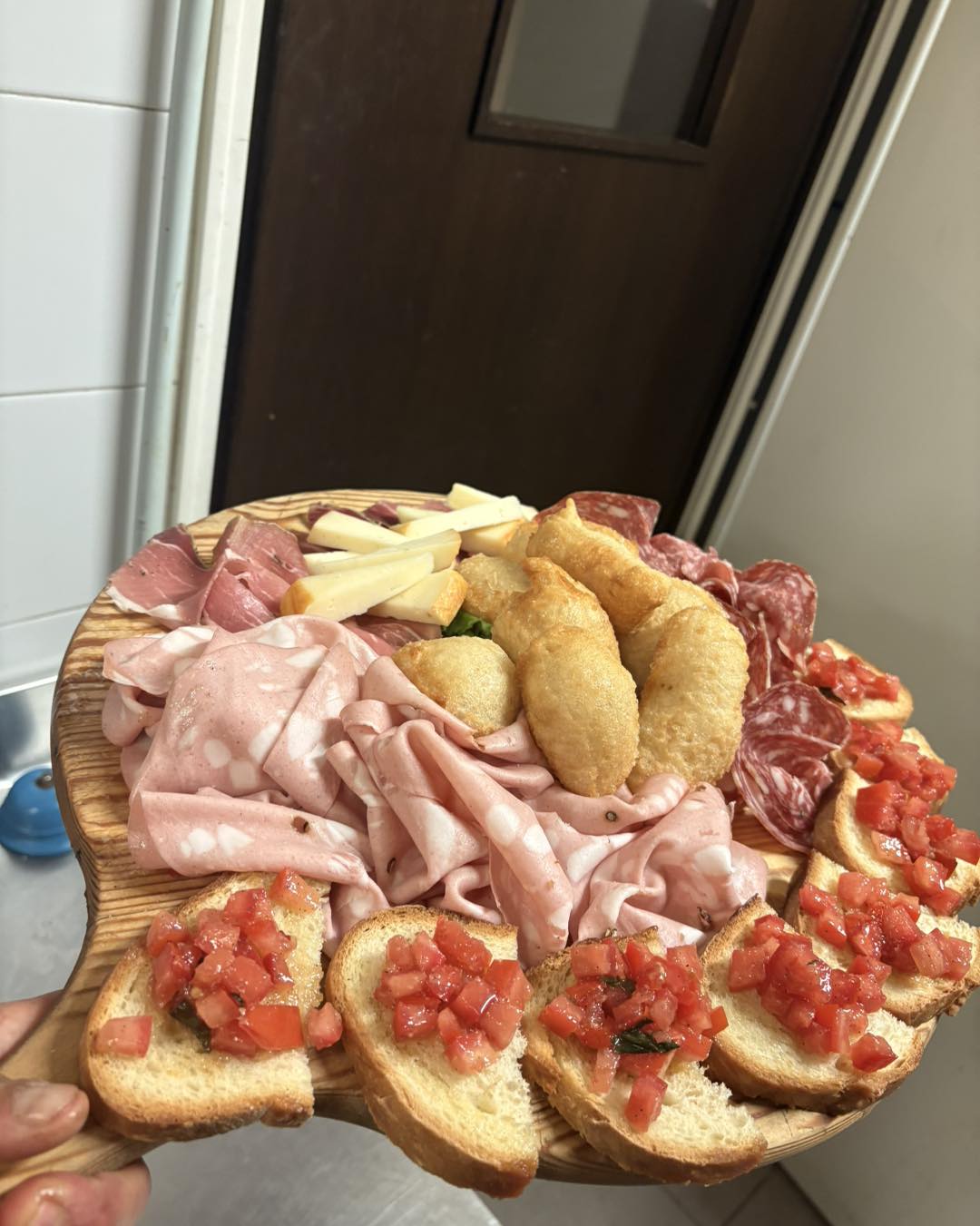 Tagliere di salumi toscani e crostini serviti in sala