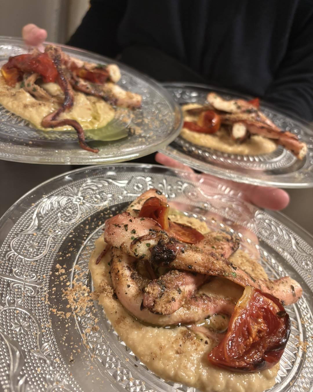 Polpo grigliato servito su crema di legumi, antipasto di pesce