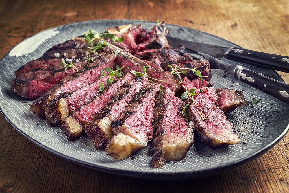 Tagliata di carne alla brace su piatto di ardesia