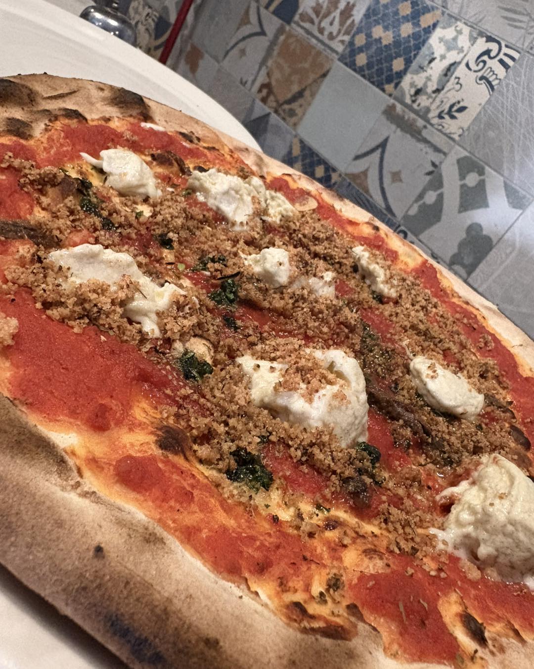 Pizza gourmet appena uscita dal forno a legna