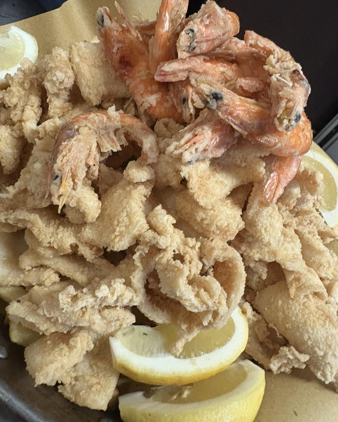 Frittura mista di pesce fresco con calamari, gamberi e paranza